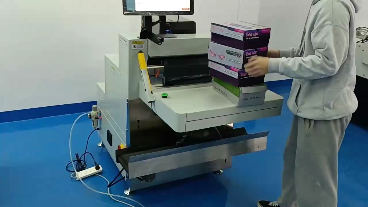 Paketör ile kutulu ürün kargo poşetine otomatik paketleme