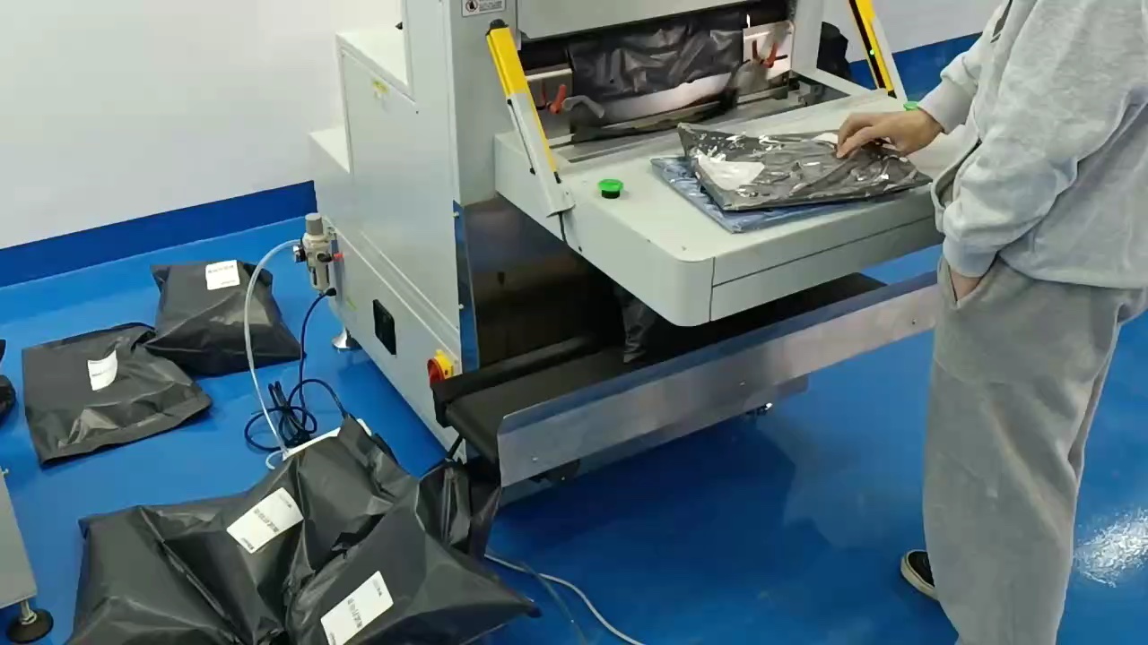 Paketör ile tekstil ürünü kargo poşetine otomatik paketleme